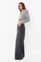 Top manga larga gris de tejido de punto con capucha y largo a la cintura. Cartera con botones al tono en delantero.