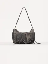 Cartera tipo bandolera color gris oscuro, realizada en cuero ovino, con cierre metálico y forro de poliéster jacquard. Tiene doble bolsillo frontal con cierre imantado y apliques metálicos níquel. Incluye correa corta de cuero para usar al hombro.