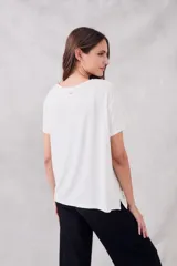 Remerón blanco de viscosa con estampado abstracto en tonos celeste y negro.