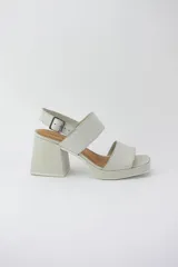 Sandalias de cuero color blanco con plataforma y taco ancho.