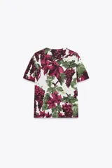 Camiseta de algodón color rosa con estampado de flores.