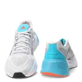 Championes Adidas Questar 2 de hombre, color gris con detalles en negro, celeste y naranja. Ideales para running y entrenamiento. Confeccionados en malla transpirable y suela de goma.