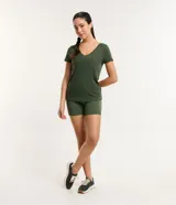 Remera deportiva verde militar de viscosa con escote en V y estampa lateral con la palabra 'Wellbeing'.