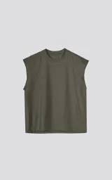 Musculosa verde militar de algodón, con cuello redondo y sisas amplias.