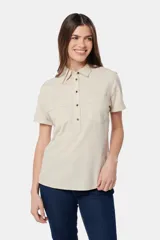 Camisa de lino color beige, de manga corta, con medio botón, dos bolsillos en el pecho y botones metálicos personalizados.