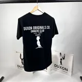 Remera negra de cuello redondo y manga corta, con estampado en el frente de la marca Duxon Original Co.