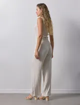 Pantalón de lino de corte recto con pretina elastizada, lazo de ajuste y bolsillos inclinados.
