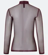 Blusa de tule color borgoña, de cuello alto y manga larga.