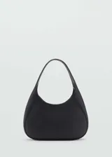 Bolso tipo hobo de cuero sintético negro con asa corta al hombro y cierre de cremallera.