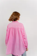 Camisa oversize de algodón color verde lima, con cuello mao con volados y pliegues verticales en el frente.