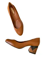 Zapato de cuero color caramelo con punta ligeramente redondeada y tacón bloque de 6 cm con diseño geométrico en negro y madera.