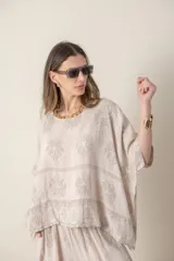Blusa italiana suelta de lino color crudo con estampado al tono.