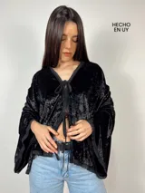 Blusa negra de terciopelo con escote en V y mangas anchas. Se ata al frente con lazos.