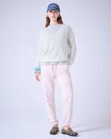 Sweater negro de cashmere cepillada con cuello en V, corte oversize, mangas largas y terminaciones acanaladas.