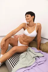 Bombacha clásica regulable en los costados, confeccionada en tejido ECO Lycra CO₂® color beige.