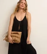 Vestido midi negro de viscosa y lino, con breteles finos, escote redondo con pliegues y corte en el bajo.
