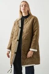 Campera larga reversible capitoneada en color verde militar, con interior de sherpa.