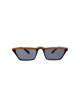 Lentes de sol con montura rectangular negra y detalles en naranja en el borde superior. Lentes de color gris oscuro con protección UV400.