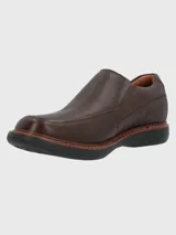 Zapato slip-on de cuero color marrón con suela de goma EVA.