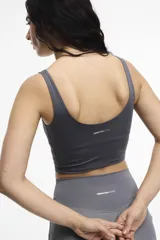 Top deportivo blanco de lycra, con espalda baja y copas removibles.