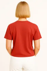 Remera color marrón de algodón, de manga corta, corte ancho y cuello redondo.