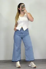 Pantalón jean culotte celeste con tiro alto y corte ancho.