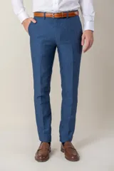 Pantalón de vestir de lino color beige, corte slim fit, con bolsillos laterales y traseros.