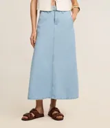 Pollera midi evasé de jeans con trabillas en la cintura, cierre con botón y cremallera, bolsillos traseros y recorte vertical.