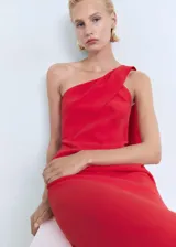 Vestido midi azul eléctrico de fiesta, con escote asimétrico y manga larga con abertura lateral.