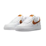 Zapatillas Nike Air Force 1 color beige con detalles en crema, suela blanca y base color caramelo.