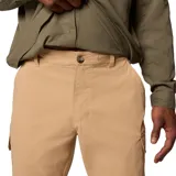 Pantalón de senderismo negro, de corte recto, con múltiples bolsillos con cierre de velcro y cremallera. Cuenta con presilla utilitaria en la cintura y cordón ajustable.