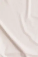 Remera rosa pálido de manga corta, corte ajustado y cuello redondo.