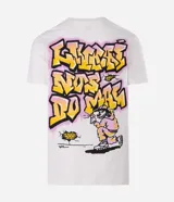 Remera blanca de algodón con cuello redondo y mangas cortas. Presenta un estampado estilo grafiti en la espalda con lettering en amarillo y rosa, y la ilustración de un perro con gorra y aerosol.