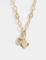 Collar dorado con cadena de eslabones gruesos y dijes colgantes: un corazón liso y un sagrado corazón con strass.