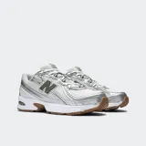 Championes New Balance 740, color blanco con detalles en verde y plateado.