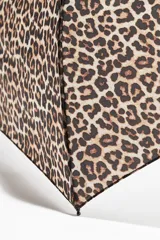 Paraguas plegable con estampado de leopardo y mango telescópico negro. Incluye funda.