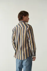 Camisa de manga larga con patrón a rayas en tonos gris y mostaza, fit slim y logo bordado.
