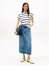 Remera blanca con rayas horizontales azul marino, de corte recto, cuello redondo y mangas cortas con dobladillo.