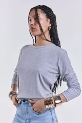 Remera gris de manga larga con cuello redondo y corte clásico.