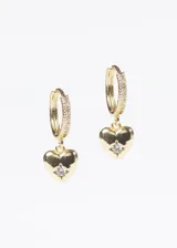 Par de aros dorados de acero quirúrgico hipoalergénico, con forma de aro pequeño con circonias incrustadas y dije de corazón con un punto de luz.