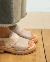 Sandalias de cuero color suela con plataforma y hebilla ajustable.