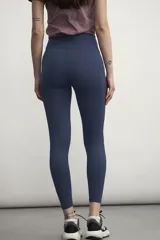 Calza deportiva azul con cintura alta y bolsillos laterales.