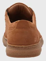 Zapato acordonado de cuero color marrón claro, con suela de goma y puntera redondeada.