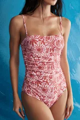 Malla enteriza con estampado floral en tonos rosa y rojo, con breteles finos y escote recto.