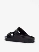 Sandalias Birkenstock Arizona, color negro, fabricadas en goma EVA, con dos correas ajustables con hebillas.