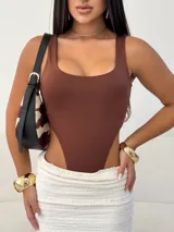 Body rosado de breteles con escote cuadrado y corte cavado en la cadera.