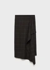 Falda midi marrón con estampado de cuadros, corte asimétrico y abertura lateral.