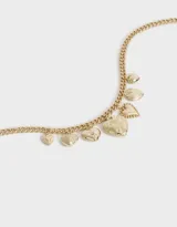 Collar corto dorado con cadena de eslabones y dijes colgantes de corazones con diferentes diseños.