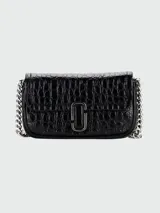 Bandolera negra de cuero con textura de cocodrilo, correa de cadena plateada y cierre con logo plateado.