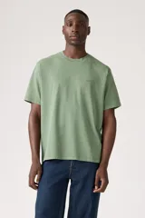 Remera verde de algodón con cuello redondo y logo bordado en el pecho.